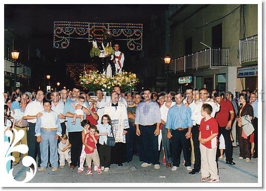2002.jpg - Comitato e devoti portatori anno 2002